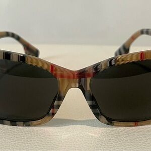 Women’s Burberry Elsa Sunglasses in The Classic Plaid